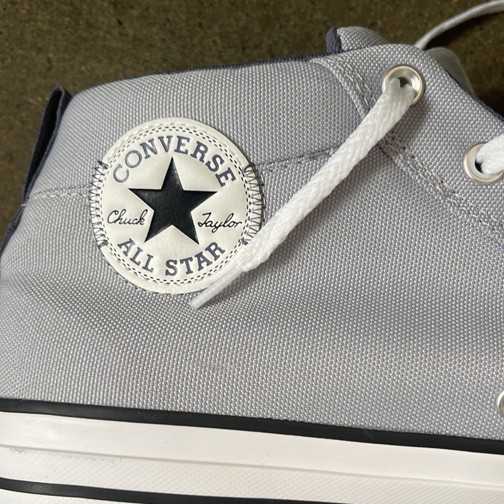 BRAND NEW NEVER WORN CONVERSE ALL STARS - Picture 2 of 5